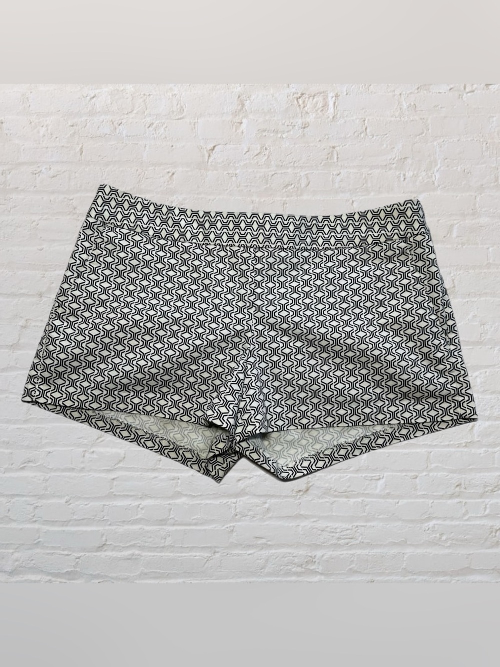 Express Black & White Abstract Design Patterned Low Rise Micro Shorts in Size 6